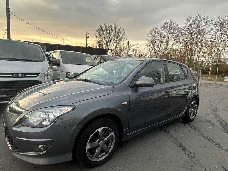 Grau Gebraucht 2010 Hyundai i30 Edition Limousine | 3.998 € (Fairer Preis) - Bild 1/4