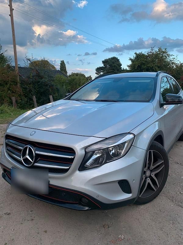 Silber Gebraucht 2014 Mercedes GLA200 SUV | 13.500 € (Fairer Preis) - Bild 1/4