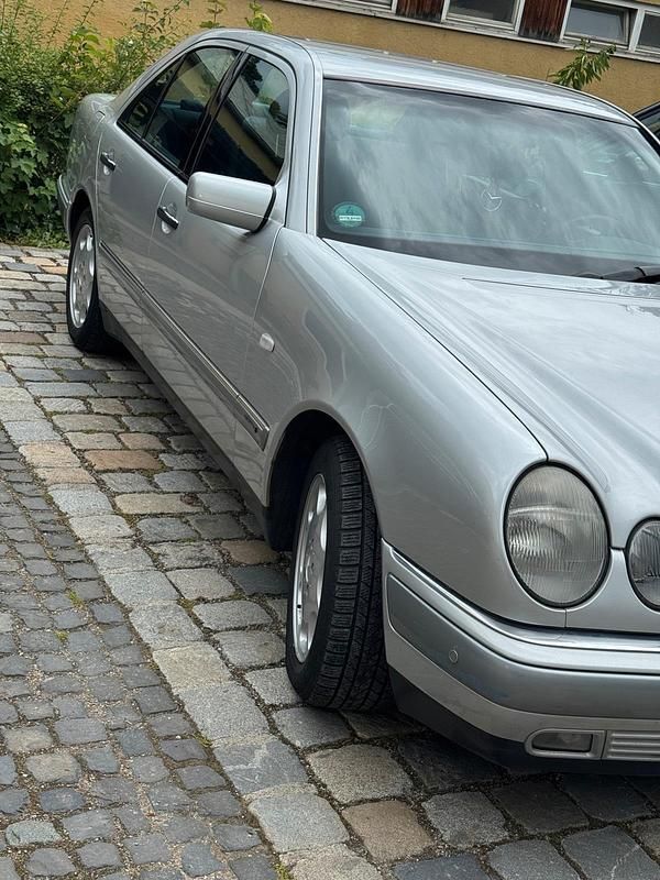 Silber Gebraucht 1996 Mercedes E320 Elegance Limousine | 4.490 € (Fairer Preis) - Bild 1/4