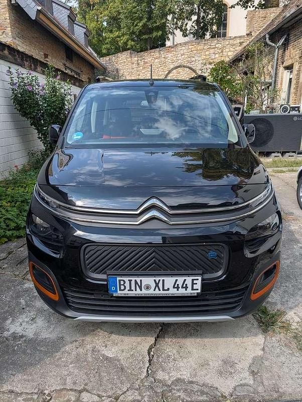 Schwarz Gebraucht 2023 Citroën e-Berlingo Shine Van / Kleinbus | 29.900 € (Etwas zu teuer) - Bild 1/4
