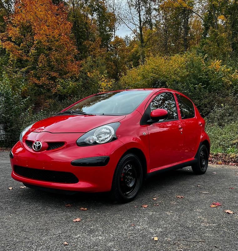 Rot Gebraucht 2007 Toyota Aygo Kleinwagen | 2.499 € (Teuer) - Bild 1/4