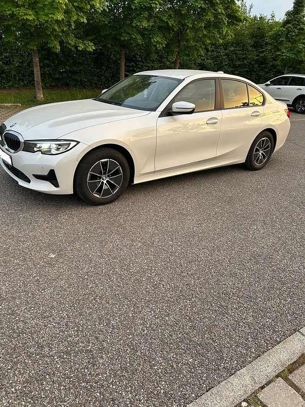 Weiß Gebraucht 2021 BMW 318 Limousine | 24.790 € (Fairer Preis) - Bild 1/4