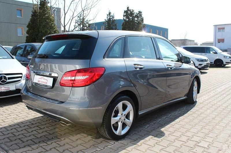 Gebraucht Mercedes B200 156 PS (114 kW) 2012 Grau Van / Kleinbus