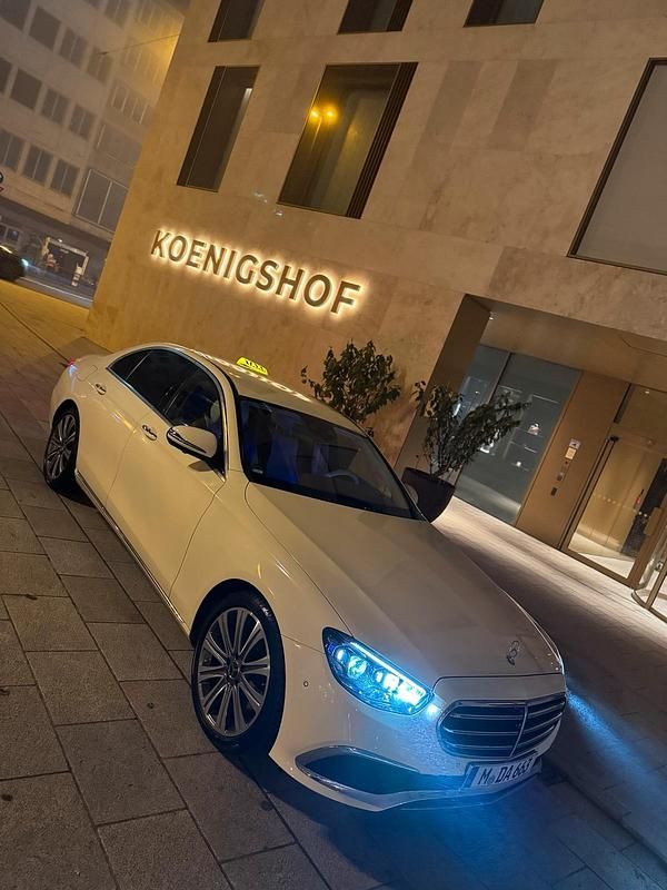 Blau Gebraucht 2020 Mercedes E220 Limousine | 29.950 € (Etwas zu teuer) - Bild 1/4