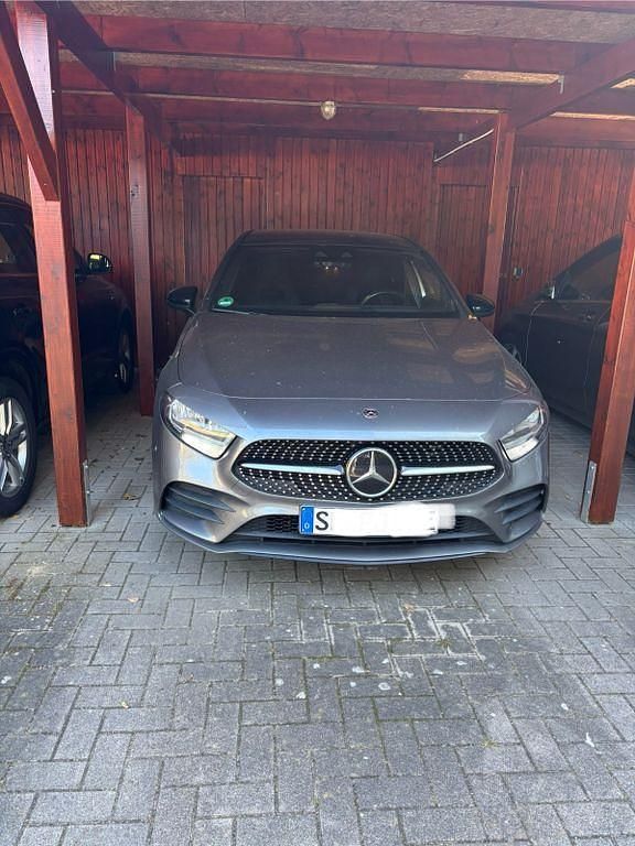 Grau Gebraucht 2019 Mercedes E250 AMG line Kleinwagen | 21.999 € - Bild 1/4