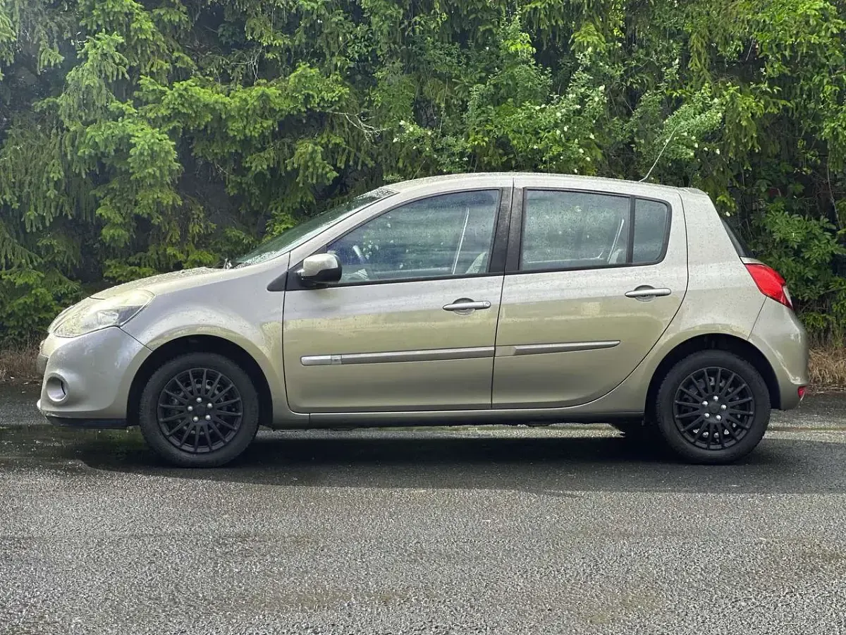 Gebraucht Renault Clio III Dynamique 75 PS (55 kW) 2009 Braun stone Kleinwagen