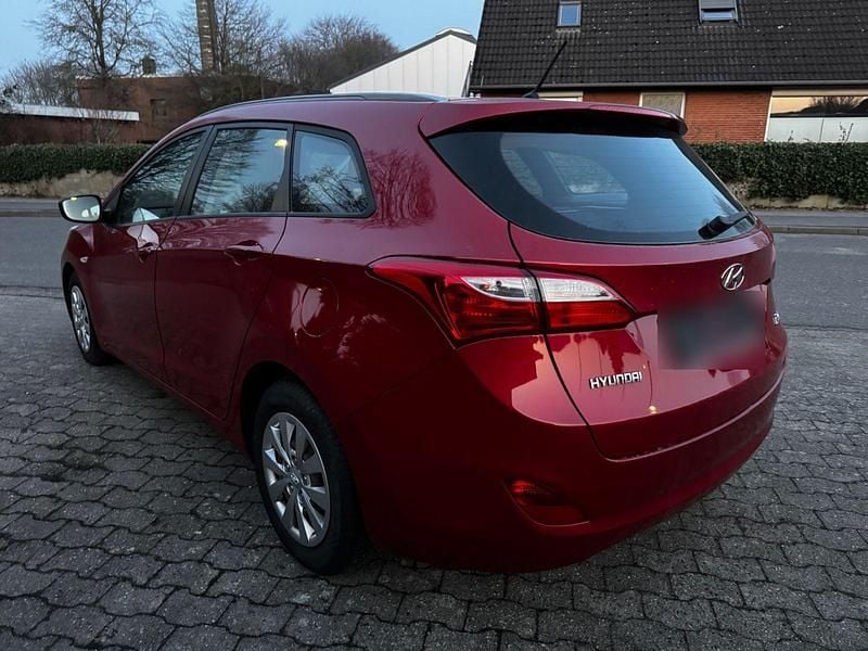 Gebraucht Hyundai i30 110 PS (80 kW) 2016 Rot Kombi