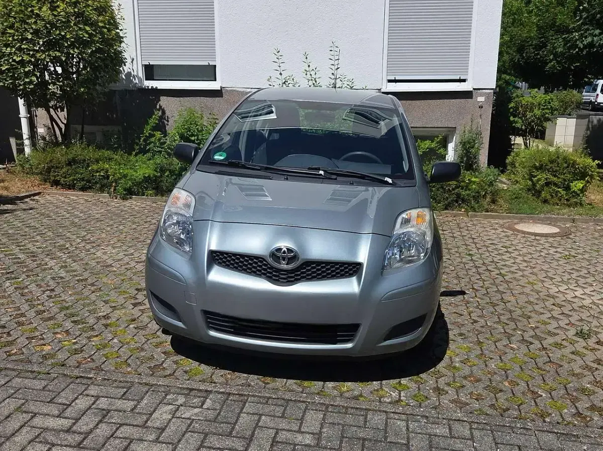 Gebraucht Toyota Yaris 69 PS (50 kW) 2009 Silber Kleinwagen