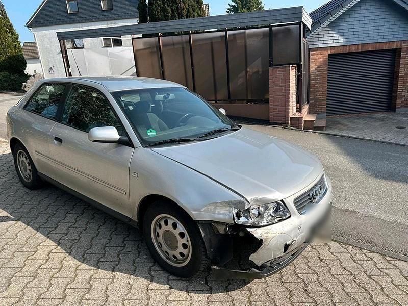 Usata Audi A3 101 CV (74 kW) 2002 Argento Utilitaria