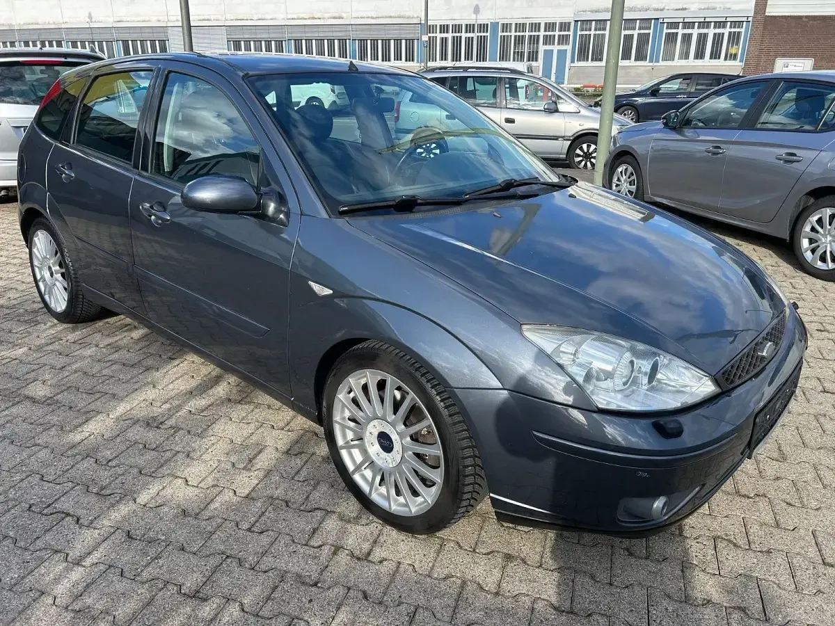 Używany Ford Focus ST 173 KM (127 kW) 2002 Szary Sedan/Limuzyna