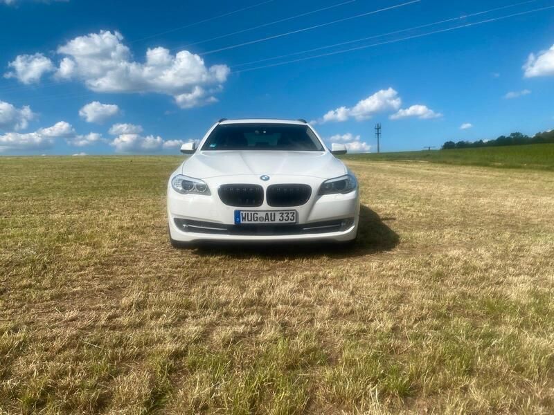 Weiß Gebraucht 2012 BMW 525 Kombi | 11.600 € (Fairer Preis) - Bild 1/4