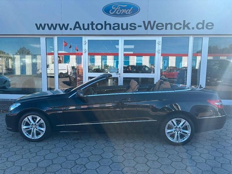 Schwarz Gebraucht 2011 Mercedes E200 Cabrio | 14.970 € (Fairer Preis) - Bild 1/4