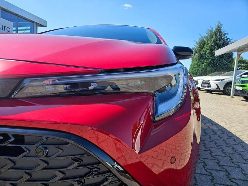 Neu Toyota Corolla 196 PS (144 kW) 2025 Karminarot Kombi