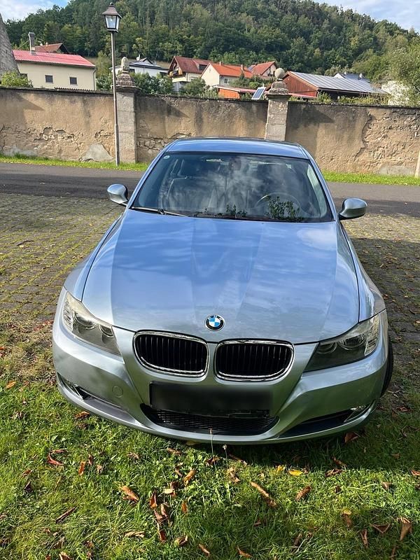Silber Gebraucht 2009 BMW 318 Limousine | 7.800 € (Teuer) - Bild 1/4