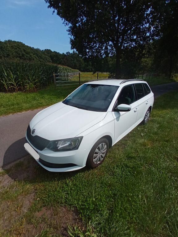 Weiß Gebraucht 2016 Skoda Fabia Active Kombi | 6.200 € (Fairer Preis) - Bild 1/4