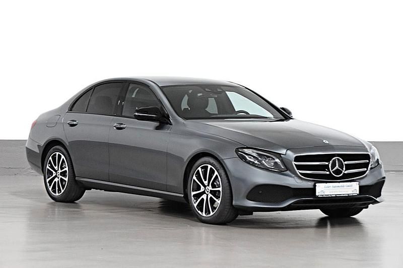 Grau Gebraucht 2020 Mercedes E220 Avantgarde Limousine | 29.490 € (Guter Preis) - Bild 1/4