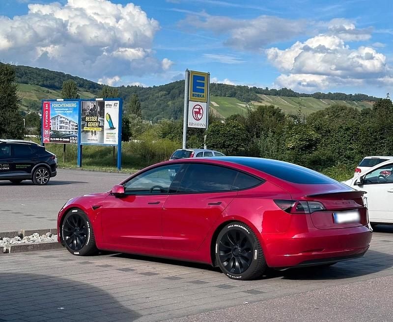 Gebraucht Tesla Model 3 Standard Range 220 kW (300 PS) 2021 Rot Limousine