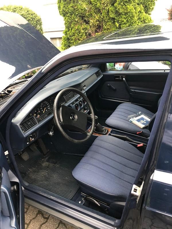 Gebraucht Mercedes 190 90 PS (66 kW) 1984 Blau Limousine