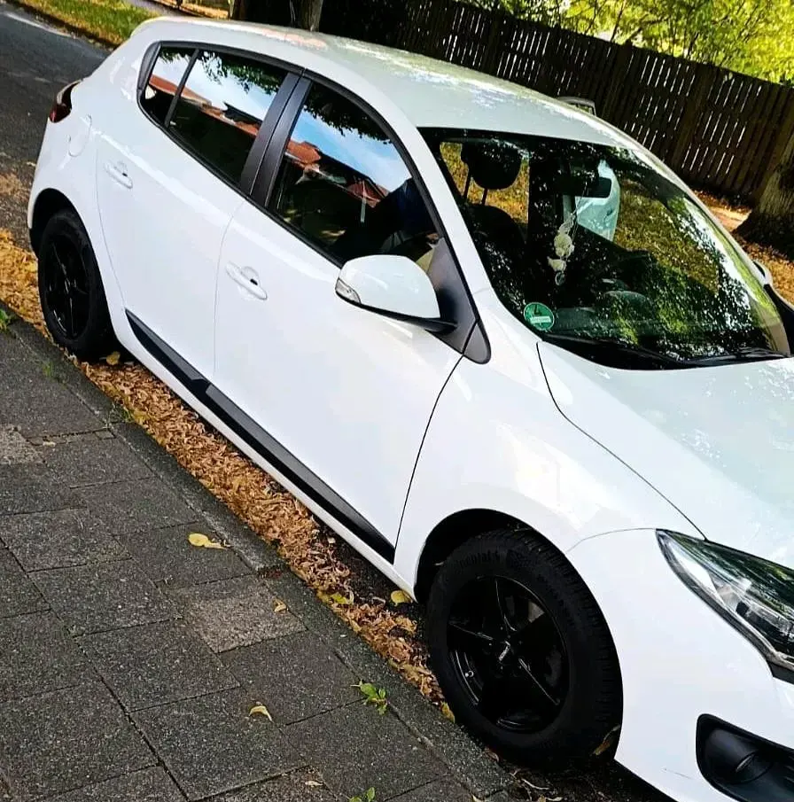 Gebraucht Renault Mégane III Authentique 110 PS (80 kW) 2015 Weiß Kleinwagen