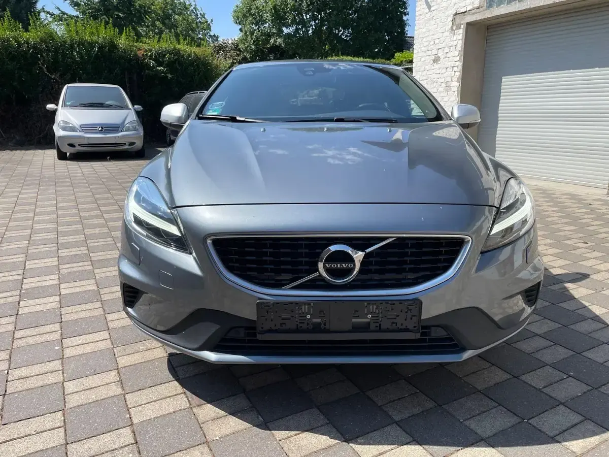 Gebraucht Volvo V40 R-Design 122 PS (89 kW) 2019 Grau Limousine