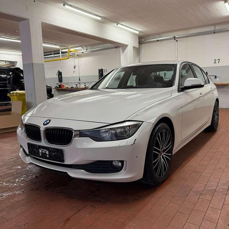 Weiß Gebraucht 2015 BMW 318 Limousine | 7.500 € (Guter Preis) - Bild 1/4