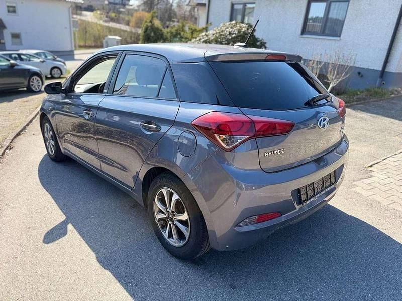 Gebraucht Hyundai i20 Passion 101 PS (74 kW) 2018 Grau Limousine