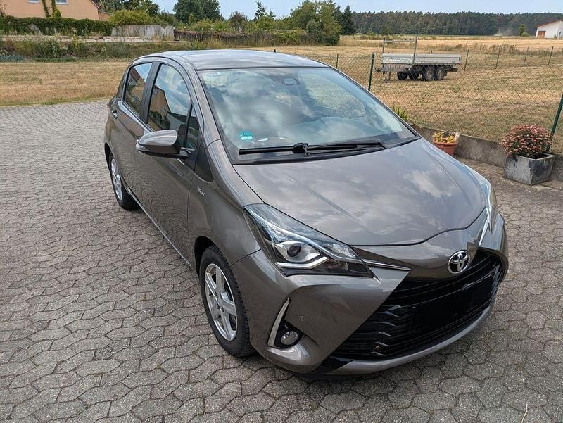 Braun Gebraucht 2018 Toyota Yaris Comfort Limousine | 11.490 € (Fairer Preis) - Bild 1/4