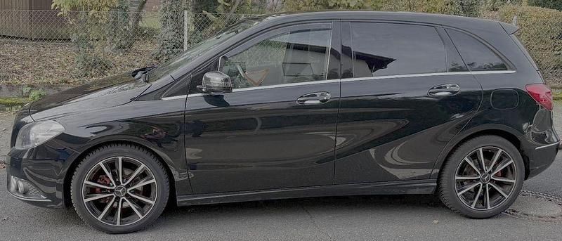 Gebraucht Mercedes B200 136 PS (100 kW) 2012 Schwarz Van / Kleinbus