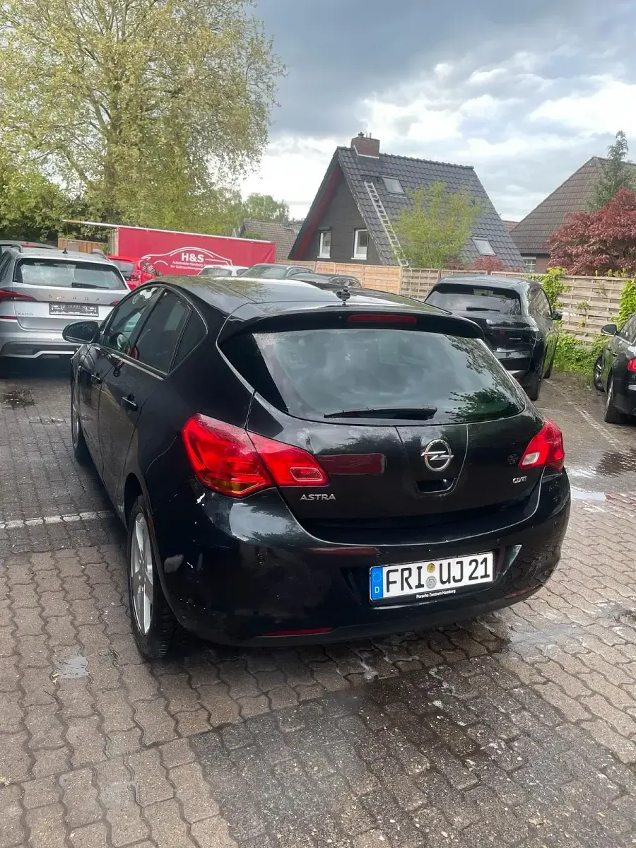 Używany Opel Astra 110 KM (80 kW) 2012 Czarny Hatchback