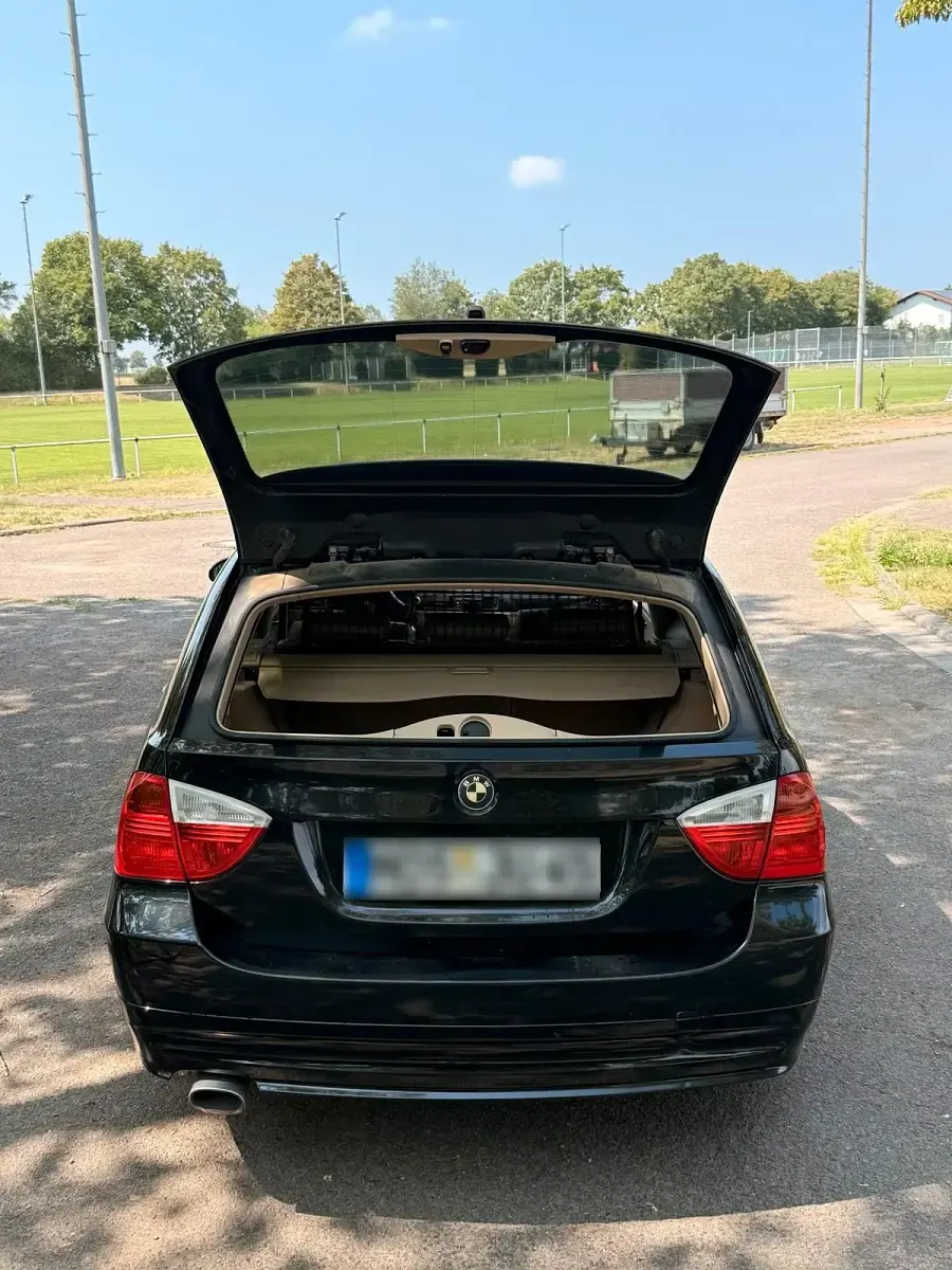 Gebraucht BMW 320 177 PS (130 kW) 2009 Schwarz Kombi
