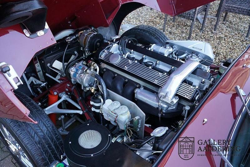 Begagnad Jaguar E-Type 265 HK (194 kW) 1968 Röd Sportkupé