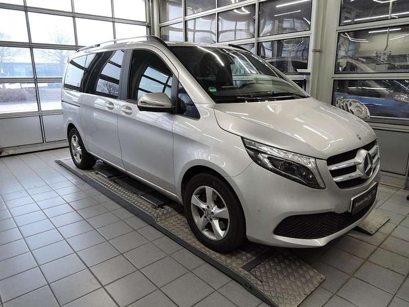 Brillantsilber metallic Gebraucht 2022 Mercedes V300 Edition Van / Kleinbus | 49.490 € (Superpreis) - Bild 1/3