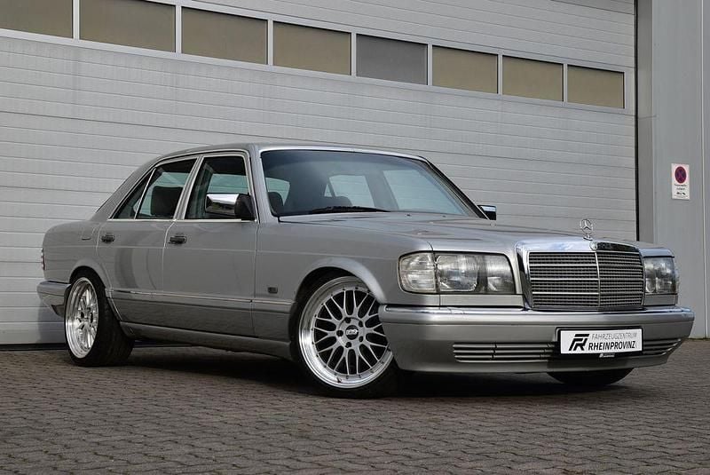 Astralsilber metallic Gebraucht 1990 Mercedes S260 Limousine | 10.799 € - Bild 1/4