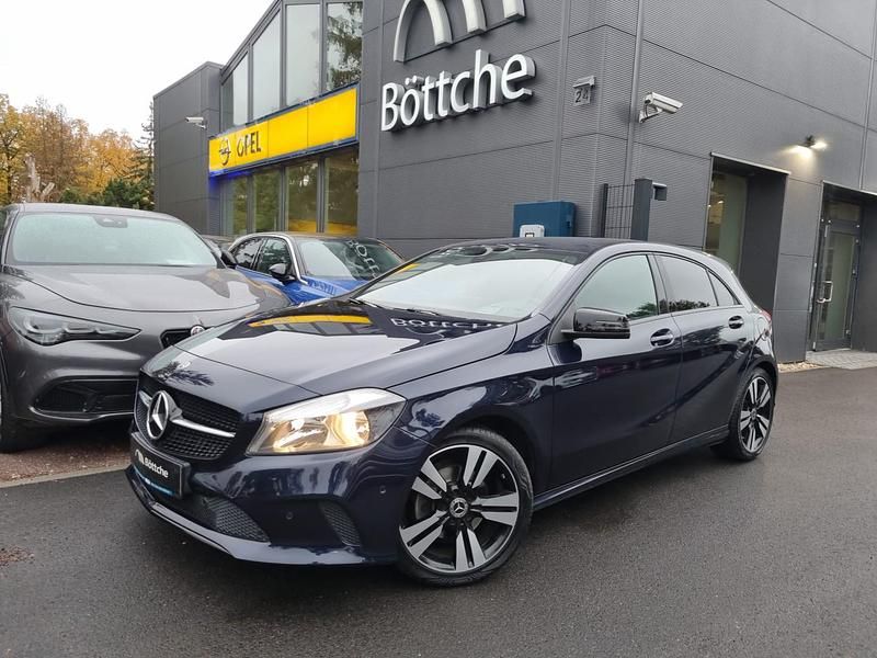 Cavansitblau metalliclack Gebraucht 2017 Mercedes A200 Limousine | 17.780 € (Fairer Preis) - Bild 1/4
