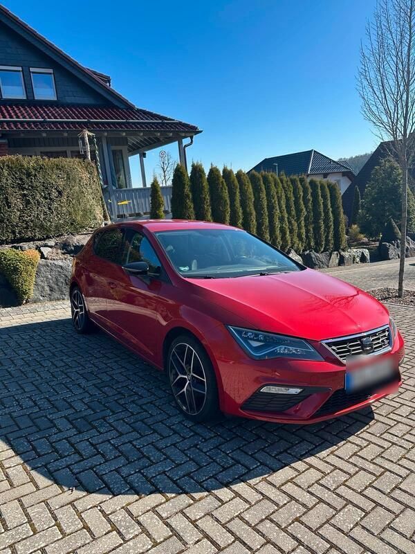 Rot Gebraucht 2018 Seat Leon FR Kleinwagen | 12.999 € (Fairer Preis) - Bild 1/4