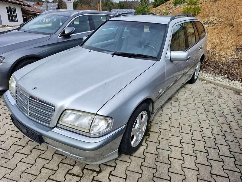 Silbermet. Gebraucht 2000 Mercedes C180 Classic Kombi | 4.600 € - Bild 1/4