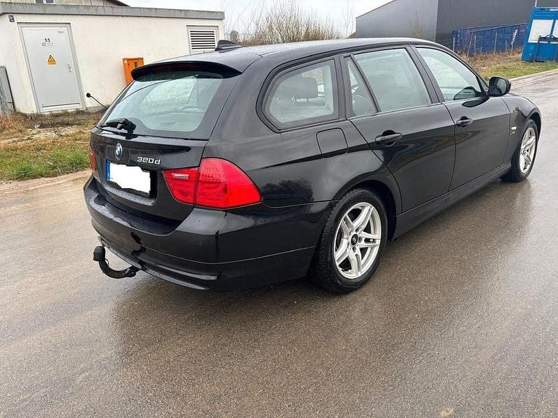 Gebraucht BMW 320 184 PS (135 kW) 2012 Schwarz Kombi