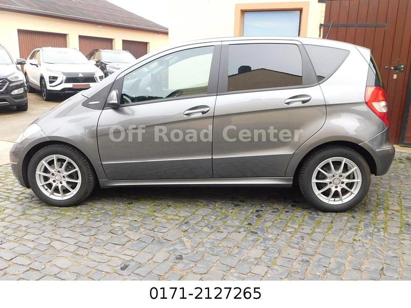 Gebraucht Mercedes A180 Elegance 116 PS (85 kW) 2011 Mountaingrau  met. Kleinwagen