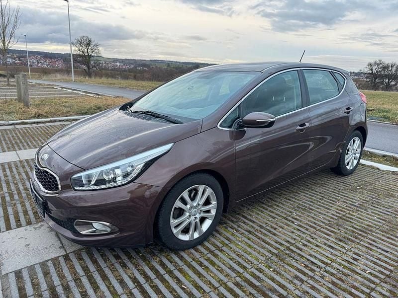 Gebraucht Kia Ceed 128 PS (94 kW) 2012 Braun Kleinwagen