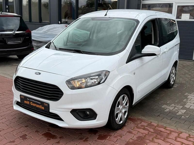 Weiß Gebraucht 2021 Ford Tourneo Courier Trend Van / Kleinbus | 12.990 € (Fairer Preis) - Bild 1/4