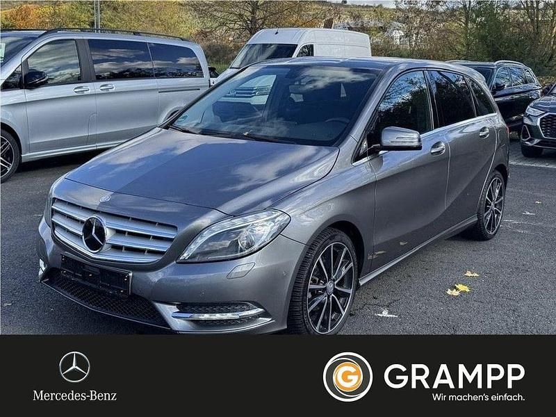 Grau Gebraucht 2013 Mercedes B180 Van / Kleinbus | 10.450 € (Guter Preis) - Bild 1/4