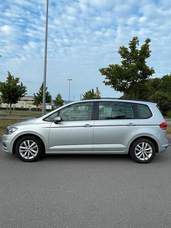 Grau Gebraucht 2016 VW Touran Van / Kleinbus | 13.500 € (Fairer Preis) - Bild 1/4