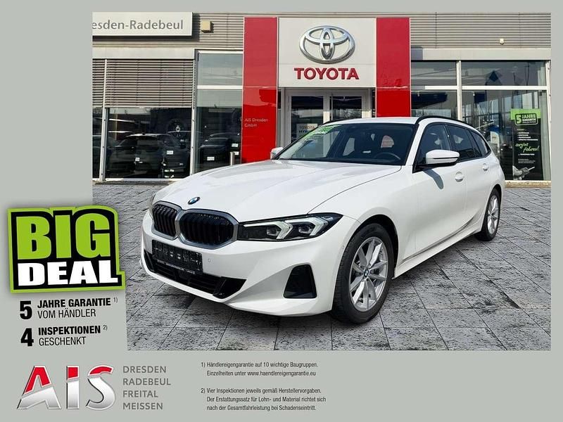 Alpinweiss iii Gebraucht 2023 BMW 318 Sport Line Kombi | 31.460 € (Fairer Preis) - Bild 1/3