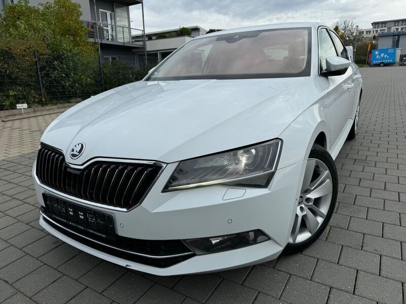 Weiß Gebraucht 2016 Skoda Superb Style Limousine | 16.700 € (Fairer Preis) - Bild 1/4