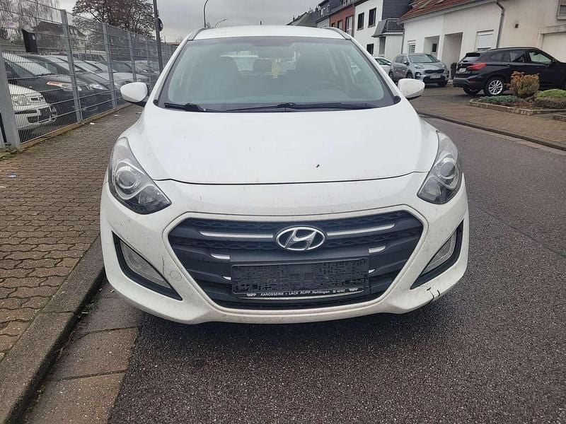 Weiß Gebraucht 2016 Hyundai i30 Passion Kombi | 3.599 € (Guter Preis) - Bild 1/4