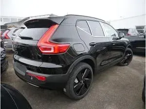 Neu Volvo XC40 Plus 163 PS (119 kW) 2025 Schwarz (onyx black / metallic) SUV