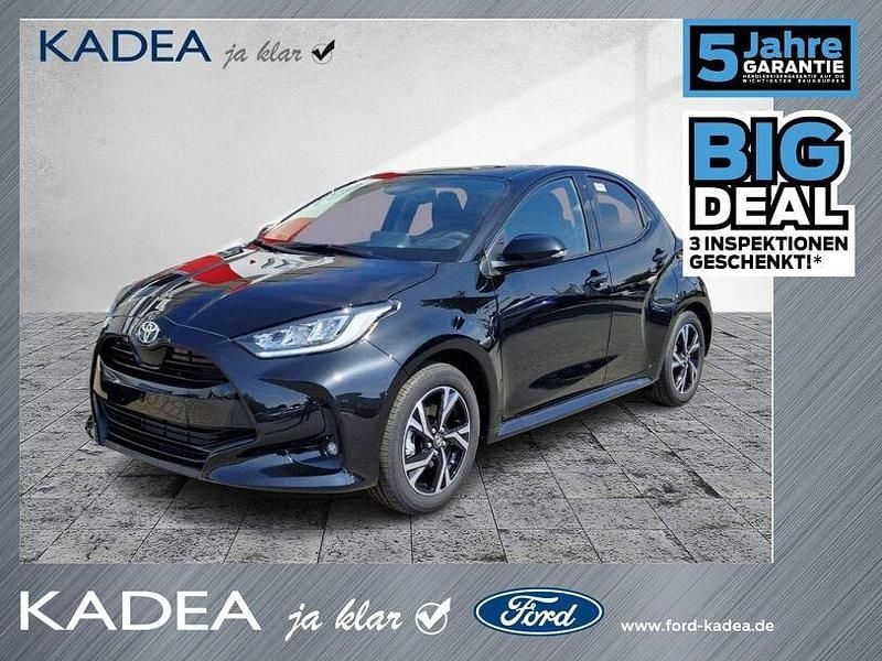 Black mica / ink Neu 2025 Toyota Yaris Hybrid Limousine | 22.490 € (Superpreis) - Bild 1/4