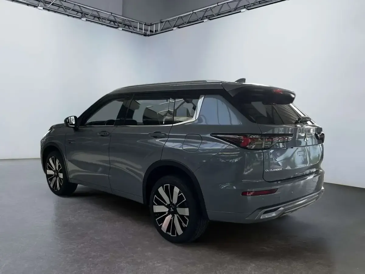Gebraucht Mitsubishi Outlander P-HEV Top 306 PS (225 kW) 2025 Mondsteingrau SUV
