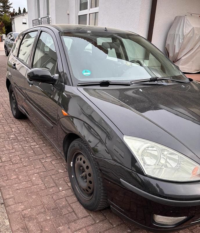 Second-hand Ford Focus 116 CP (85 kW) 2004 Negru Berlinǎ
