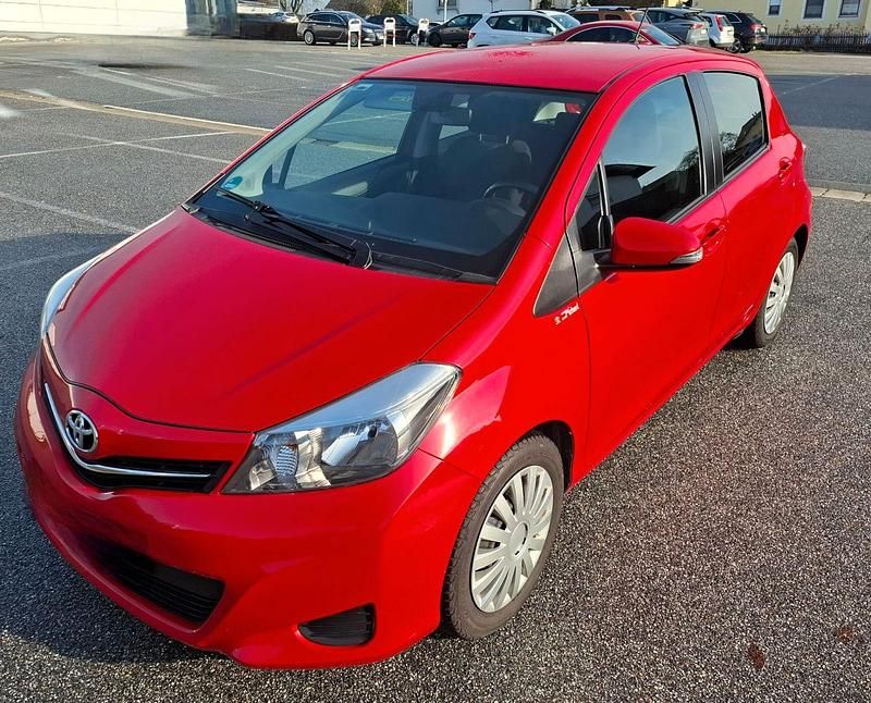 Gebraucht Toyota Yaris Cool 99 PS (72 kW) 2014 Rot Kleinwagen